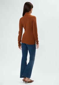 INFLUENCER HIGH-NECK BASIC - Maglione - caramel