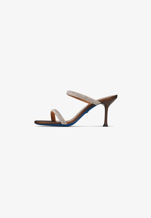 Braune Sandale mit hohem Absatz und zwei dünnen, funkelnden Riemen sowie einem schlanken Stiletto-Absatz, seitlich auf weißem Hintergrund dargestellt.