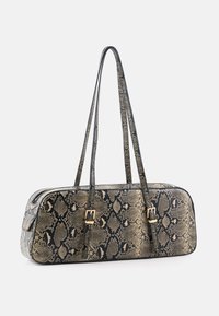 Handtasche mit Schlangenledermuster in Beige und Schwarz, mit zwei langen Griffen und goldfarbenen Metallakzenten. Rechteckiges Design, glatte Textur.