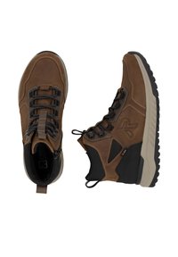 Botas de senderismo marrones hechas de cuero y malla, con acentos negros, cordones texturizados y una suela resistente para tracción.