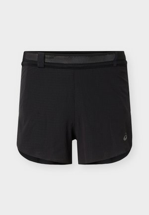 Čierne ľahké bežecké šortky s priedušným pásom z mriežky a malým reflexným logom na dolnej pravej strane.