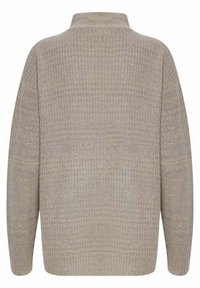 Pull en tricot beige avec un col haut, présentant une texture côtelée et une coupe ample. Les manches longues descendent jusqu'au poignet.