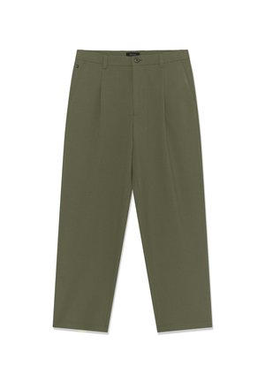 Pantaloni verde măsliniu, cu croială dreaptă, cu talie plată, două buzunare laterale și închidere cu un singur nasture în talie.