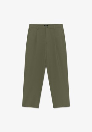 Olivovo zelené nohavice so štvrtým strihom, vybavené plochým predným dielom, dvoma bočnými vreckami a jedným gombíkom na zapínanie v páse.