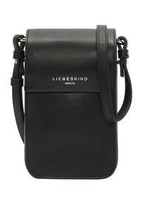 Sac bandoulière en cuir noir avec une texture lisse. Dispose d'une fermeture à rabat et d'un logo de marque en argent à l'avant. Bandoulière réglable incluse.