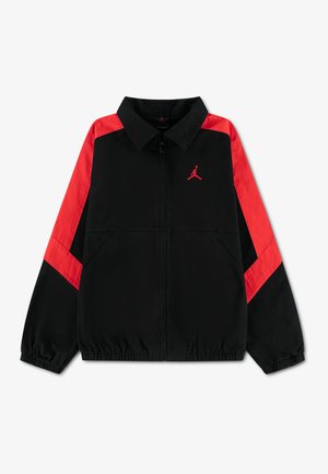 Sort lynlåstrøje med røde striber på ærmer og skuldre, elastiske manchetter og kant samt et lille rødt Jumpman-logo på brystet.