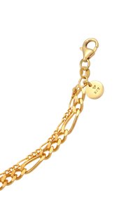 Bracciale a catena placcato in oro con anelli intrecciati, chiusura a moschettone e un piccolo cartellino rotondo inciso con "925" per il contenuto in argento.
