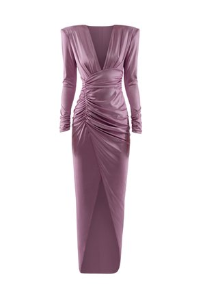 Dlhé saténové šaty fialovo-ružovej farby s hlbokým výstrihom do V, s nariasenými detailmi v páse a na bokoch, dlhými rukávmi a asymetrickým rozparkom vpredu.