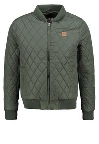 Gesteppte olivgrüne Bomberjacke mit Frontreißverschluss, geripptem Kragen, Bündchen und Saum sowie einem kleinen rechteckigen Aufnäher auf der linken Brust.