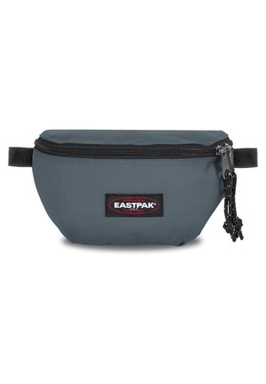 Lille grå stof-hippung med sort lynlås og Eastpak logo patch på fronten midt.