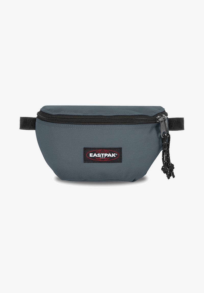 Petit sac banane en tissu gris avec fermeture éclair noire et écusson logo Eastpak au centre à l'avant.
