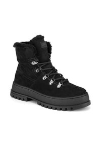 Musthave mustad mustade karvaga, metallist silmade ja mustade paeltega mustad sametist pahkluu saapad. Paksem kummist tallaga, millel on haardetakistus.