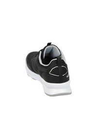 Chaussure de sport noire avec une tige en mesh respirant, semelle intermédiaire blanche et accents gris. Équipée d'une languette au talon pour un enfilage facile.