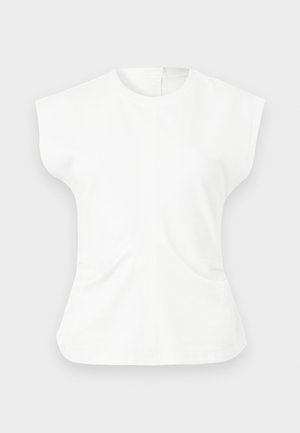 Λευκό αμάνικο τοπ με δομημένους ώμους, στρογγυλή λαιμόκοψη, εφαρμοστή μέση και διακριτικές λεπτομέρειες μπροστινής τσέπης σε απλό φόντο.