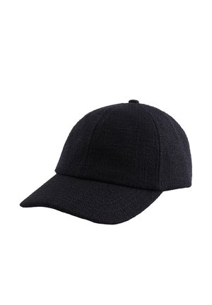 Czarna teksturowana czapka baseballowa z zakrzywionym daszkiem i sześciopanelową konstrukcją na jednolitym białym tle.