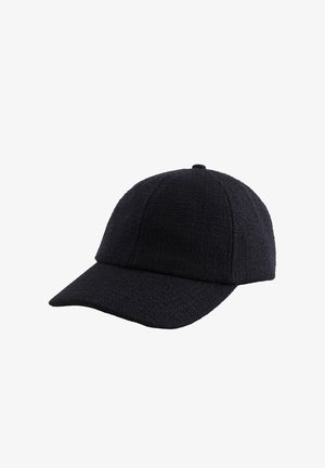 Casquette de baseball noire texturée avec visière courbée et conception à six panneaux sur fond blanc uni.