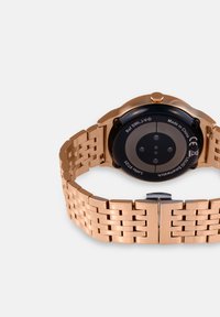 Orologio in metallo color oro rosa con bracciale a maglia intrecciata. Il retro dell'orologio è nero e ha una forma circolare, caratterizzato da sensori e dettagli incisi.