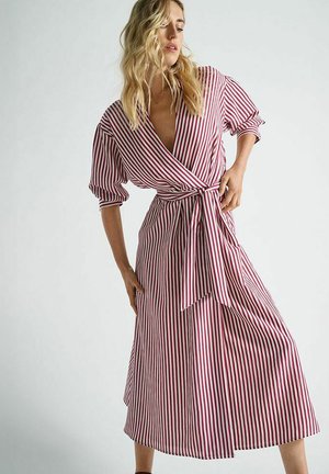 Rood-wit gestreepte wikkeljurk met een diepe V-hals, volumineuze mouwen, getailleerde taille en een vloeiende midilange rok. Gladde stoftextuur.