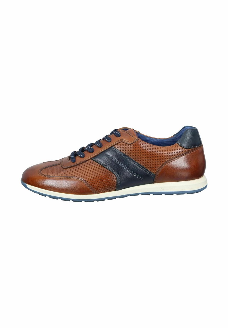 Baskets en cuir marron avec des accents bleu marine. Tige perforée, semelle blanche et lacets bleu marine. Présente une texture lisse avec un design contrasté.