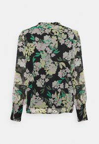 Blusa floral com um tecido preto transparente, mangas compridas com punhos elásticos, e uma mistura de flores em tons pastel e folhas verdes.