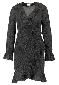 Vestido negro tejido con un patrón de líneas discontinuas blancas, mangas largas con puños acampanados y cuello y dobladillo con volante.
