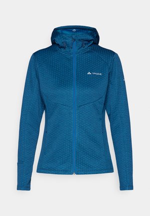 Blå zip-up jakke med et teksturert sekskantmønster, justerbar hette og tettsittende ermer. Har frontglidelås og logo-detaljer.