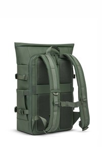 Grüner Rucksack mit einem Roll-Top-Verschluss, gepolstertem Netzrücken, verstellbaren Trägern und Seitentaschen. Das Material wirkt strapazierfähig und wasserabweisend.