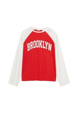 T-shirt raglan rouge et blanc à manches longues avec texte blanc "BROOKLYN" sur la poitrine.