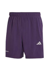 Lila Sportshorts mit einem elastischen Bund, ausgestattet mit einem silbernen Adidas-Logo und einem glatten, atmungsaktiven Stoff. Keine Taschen sichtbar.