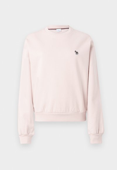 Vaaleanpunainen crewneck-huppari, joka on valmistettu pehmeästä materiaalista ja jossa on ribattu hihansuut ja helma. Siinä on pieni musta-valkoinen seeprakirjonta rinnassa.