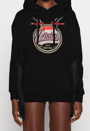 Czarna bluza z kapturem z logo "Pinko Original Rock n Roll 2018", dwoma czerwono-szarymi ptakami i czarnymi frędzlami wzdłuż boków.