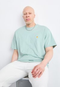 Carhartt WIP CHASE - Basic T-shirt - frosted green/gold