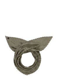 Plejede, olivengrøn silkescarf med spidse ender, der fremviser en glat tekstur og subtil glans. Snoet i en cirkulær form.