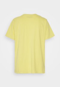 Světlomodré tričko s krátkým rukávem, kulatým výstřihem a měkkou, hladkou texturou. Záda jsou jednoduchá bez viditelných grafik nebo vzorů.