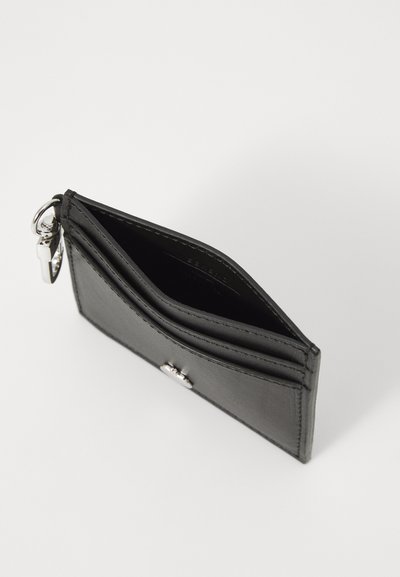 Cartera de piel negra con un diseño minimalista, que presenta múltiples compartimentos para tarjetas y un bolsillo con cremallera. Acentos en hardware plateado.