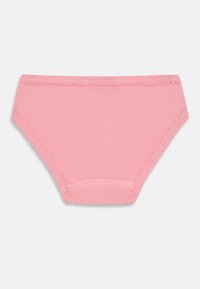 Slip in cotone rosa per ragazze con elastico in pizzo in vita e cucitura del cavallo rinforzata, distesi su uno sfondo bianco.