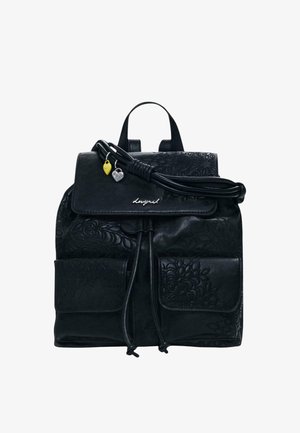 Must nahast seljakott lillemustriga reljeeftrükiga, kaks eesmist taskut, nööriümbrisega kinnitus, ülemine klapp "Desigual" logoga ja kaks südamekujuga võlu ripatsit rihmal.