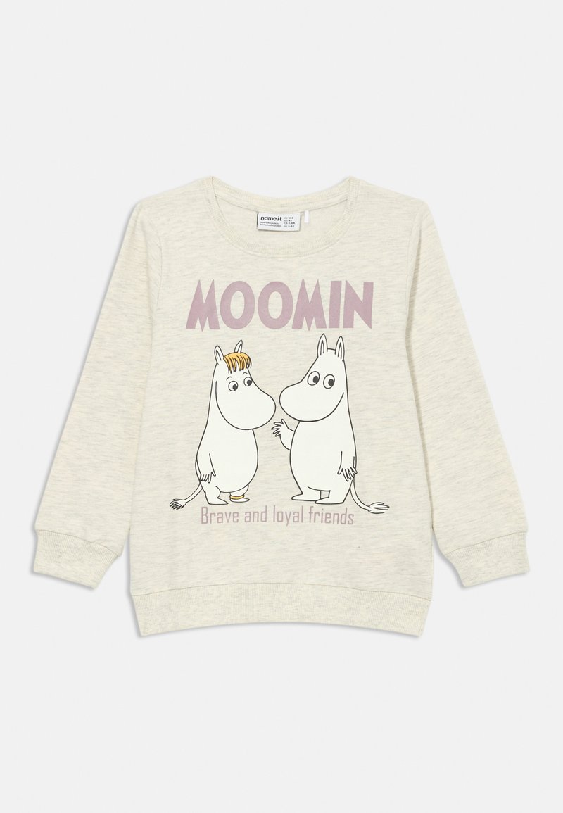 Pulôver cinza claro com personagens Moomin, com decote redondo e mangas longas. O texto diz "MOOMIN" e "Amigos corajosos e leais."