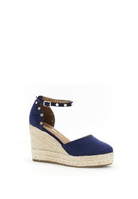 Navy suede wedge espadrilles, joissa on nilkkaremmi, kultafolkkia, juteesta kääritty kanta ja pyöristetty kärki.