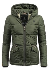 Giacca a vento verde con zip frontale, cappuccio, due tasche frontali e polsini elastici. Presenta un logo sul petto e una texture trapuntata.