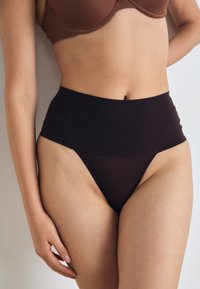 Spanx SPANXSUPERSMOOTH™ UNDIE-TECTABLE® THONG - Siaurikės - truffle brown