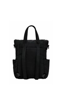 Sac à dos en tissu noir avec double poignée supérieure, poches zippées et compartiments latéraux. Doté de bretelles texturées et d'un design minimaliste.