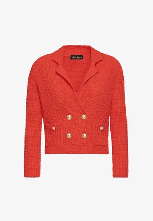 Cardigan de punto texturizado rojo con un diseño de doble botonadura, que presenta botones dorados y un cuello. Incluye dos bolsillos frontales.