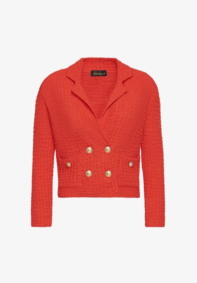 Cardigan tricotat texturat roșu, cu un design cu dublu rând de nasturi, prezentând nasturi aurii și o guler. Include două buzunare frontale.