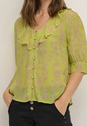 Groene bloemenblouse met een gerimpelde halslijn, korte mouwen en een knoopsluiting met decoratieve knopen. Lichtgewicht, doorzichtige stof.