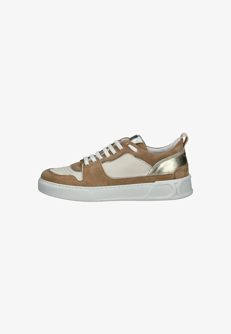 Zapatillas con un upper de ante beige y cuero blanco, acentos metálicos, cordones blancos y una suela de goma gruesa con un diseño texturizado.