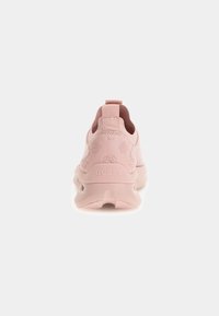 Rosa Sneaker mit einer glatten, strukturierten Oberfläche, die ein Logo an der Ferse und eine Lasche für einfaches Anziehen aufweist. Rundsohle für Komfort.