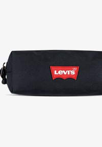 Juodas drobės pieštukų dėklas su ryškiu raudonu Levi's logotipu, turinčiu išskirtinę formą ir lygų paviršių. Užtrauktukas uždarymui viename šone.