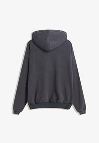 Hanorac gri închis cu glugă ajustabilă, tiv rib, și accente cu studs metalici pe umeri. Textură moale și croială lejeră.