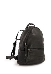 Zwarte leren rugzak met een afgeronde vorm, voorzien van een hoofdritssluiting, een voorvak met rits en verstelbare banden. Getextureerd oppervlak.